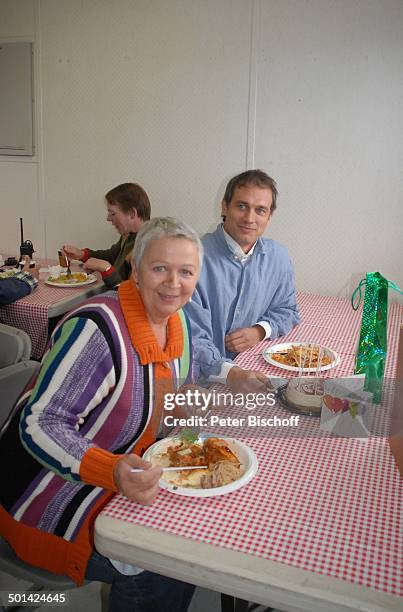 Ralf Bauer , Mutter Anna Scheefeld , ZDF-Reihe "Im Tal der wilden Rosen", Folge 3: "Gipfel der Liebe", am Set, Calgary, Alberta, Kanada, Nordamerika,...