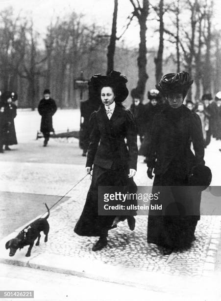 Viktoria Luise of Prussia Only daughter of German Emperor Wilhelm II Princess Viktoria Luise on a walk with her Dachshund in the Tiergarten Park in...
