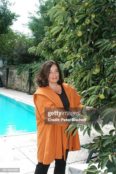 Christiane Sadlo , "Villa Serena", Pesaro an der Adria, bei Ancona, Italien, Europa, Urlaub, Swimming-Pool, Garten, japanischer Obstbaum,...