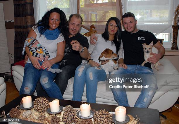 Willi Herren mit Ex-Lebensgefährtin Mirella Fazzi und Enkel Emilio-Willi sowie Sohn Stefano mit Freundin Lorena und Jack-Russell-Terrier "Sam" und...