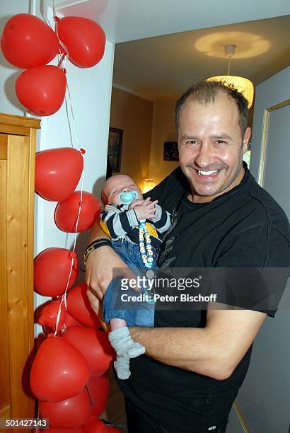 Willi Herren mit Enkel Emilio-Willi ,, Homestory , Köln, Nordrhein-Westfalen, Deutschland, Europa, Luftballons, Baby, Enkelsohn, Familie,...