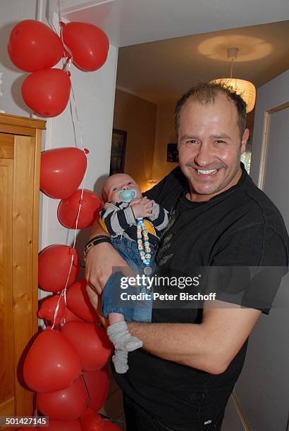 Willi Herren mit Enkel Emilio-Willi ,, Homestory , Köln, Nordrhein-Westfalen, Deutschland, Europa, Luftballons, Baby, Enkelsohn, Familie,...