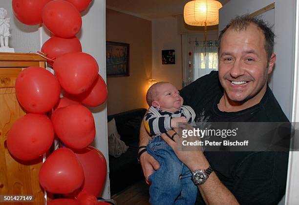 Willi Herren mit Enkel Emilio-Willi ,, Homestory , Köln, Nordrhein-Westfalen, Deutschland, Europa, Luftballons, Baby, Enkelsohn, Familie,...