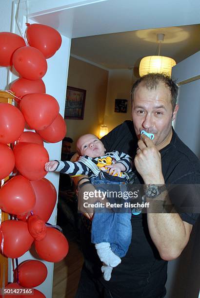 Willi Herren mit Enkel Emilio-Willi ,, Homestory , Köln, Nordrhein-Westfalen, Deutschland, Europa, Luftballons, Schnuller, Baby, Enkelsohn, Familie,...