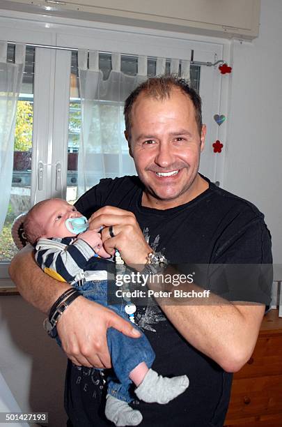 Willi Herren mit Enkel Emilio-Willi ,, Homestory , Köln, Nordrhein-Westfalen, Deutschland, Europa, Schnuller, Baby, Enkelsohn, Familie, Schauspieler,...