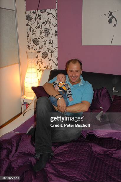 Willi Herren mit Enkel Emilio-Willi ,, Homestory , Köln, Nordrhein-Westfalen, Deutschland, Europa, Sofa, Familie, Schauspieler, Sänger, Promi, BB,...