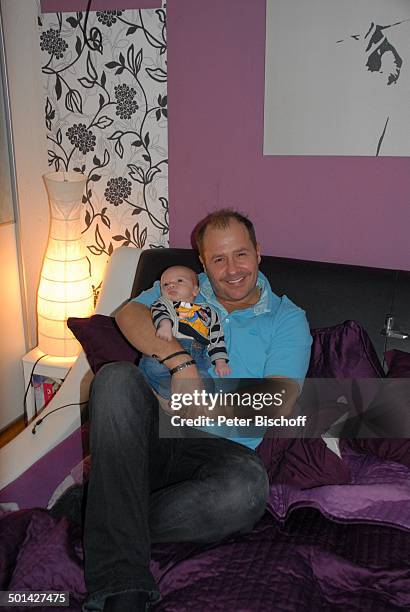 Willi Herren mit Enkel Emilio-Willi ,, Homestory , Köln, Nordrhein-Westfalen, Deutschland, Europa, Sofa, Familie, Schauspieler, Sänger, Promi, BB,...