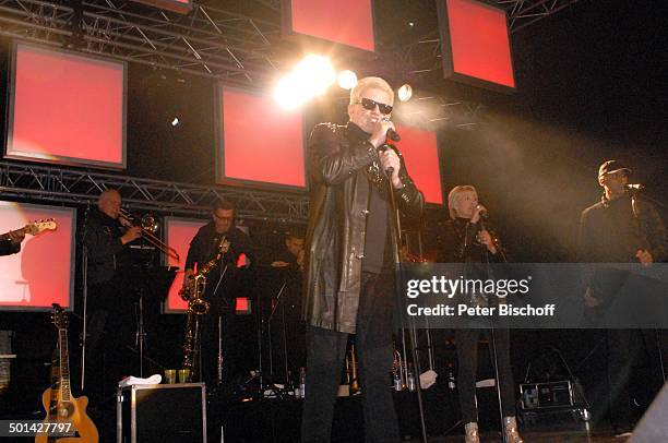 Angie Horn , weiterer Chor-Sänger und Band, Rockkonzert, Altstadtfest, Marktplatz, Nienburg, Niedersachsen, Deutschland, Europa, Auftritt, Bühne,...