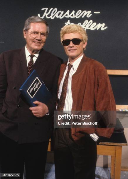 Heino , Wim Thoelke , ZDF-Show; "Klassentreffen", München, Bayern, Deutschland, Europa, Schule, Tafel, Sonnenbrille, Volksmusik-Sänger, Promi, BB,...