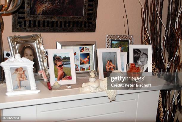 Fotogalerie von Allessia Milane Herren , Homestory , Köln, Nordrhein-Westfalen, Deutschland, Europa, Fotos, Rahmen, Bilderrahmen, Schrank, Familie,...