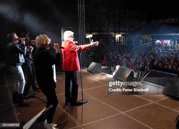 Heino , Angie Horn und weitere Chor-Sänger, Konzert, Altstadtfest, Marktplatz, Nienburg, Niedersachsen, Deutschland, Europa, Auftritt, Bühne, Mikro,...