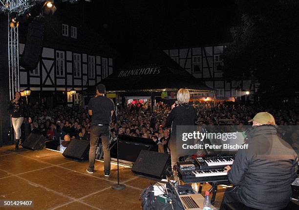 Angie Horn und weitere Chor-Sänger von H e i n o, Rockkonzert, Altstadtfest, Marktplatz, Nienburg, Niedersachsen, Deutschland, Europa, Auftritt,...