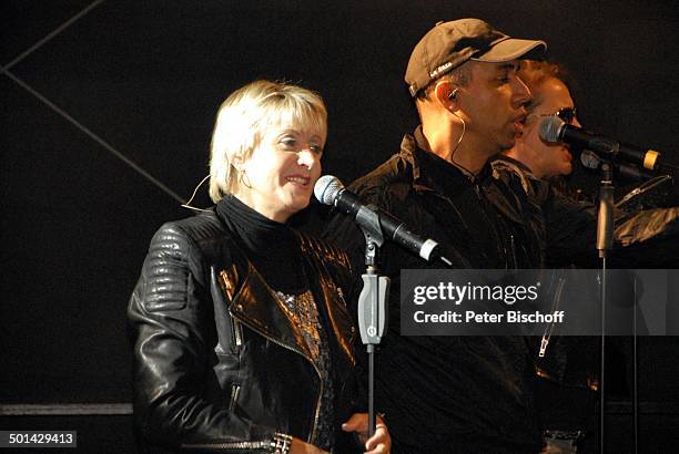 Angie Horn und weitere Chor-Sänger von H e i n o, Rockkonzert, Altstadtfest, Marktplatz, Nienburg, Niedersachsen, Deutschland, Europa, Auftritt,...