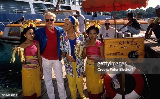Heino, Ehefrau Hannelore Kramm, balinesische Tänzerinnen, Jubiläums-Flitterwochen zum 10. Hochzeitstag, Ankunft Hafen, Insel Bali, Indonesien, Asien,...