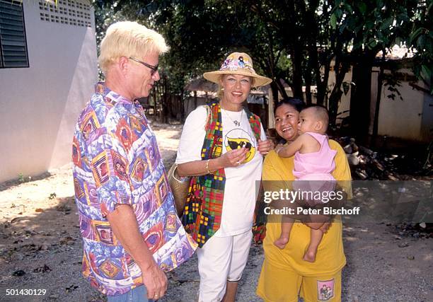 Heino, Ehefrau Hannelore Kramm mit Einheimischen, Pattaya, Thailand, Asien, Urlaub, Baby, Sonnenbrille, Ehemann, Volksmusik-Sänger, Sängerin, Promi,...