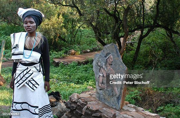 Einheimische Frau mit Gedenkstein zu Ehren King Moshoeshoe, "Lesedi Cultural Village", Lanseria , Südafrika, Afrika, Kostüm, Reise, BB, DIG; P.-Nr....