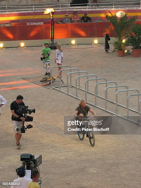 Thomas Gottschalk fährt auf BMX-Fahrrad vom Wett-Kandidaten, Co-Moderatorin Michelle Hunziker mit Wett-Kandidat Martin Diereske , Kamera-Mann,...