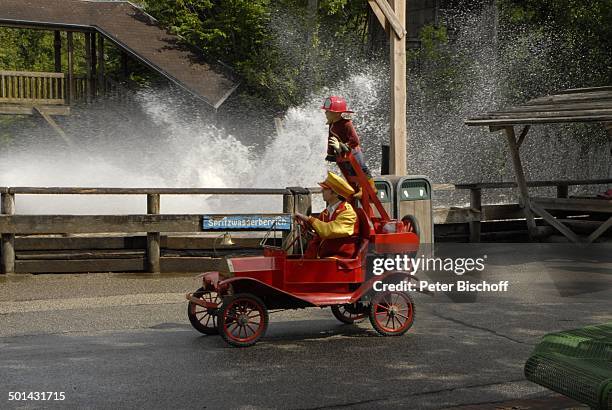 Parade im "Hansa Park", Sierksdorf/Ostsee, Schleswig-Holstein, Deutschland, Europa, Freizeitpark, rotes Auto, Pkw, Kind, Mann, Wasser, spritzen,...