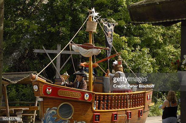 Piratenschiff bei Parade im "Hansa Park", Sierksdorf/Ostsee, Schleswig-Holstein, Deutschland, Europa, Freizeitpark, Auto, Pkw, Pirat, Bieberkostüm,...