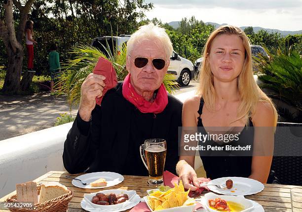 Burkhard Driest, Tochter Johanna, Restaurant "Ses Roques", Playa de Comte, Insel Ibiza, Balearen, Spanien, Europa, Urlaub, Sonnenbrille, Vater,...
