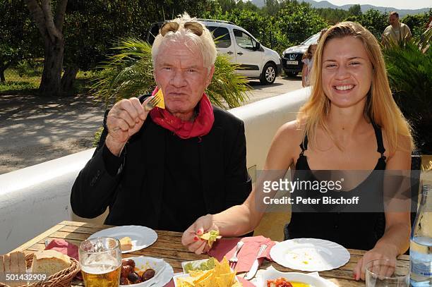 Burkhard Driest, Tochter Johanna, Restaurant "Ses Roques", Playa de Comte, Insel Ibiza, Balearen, Spanien, Europa, Urlaub, Sonnenbrille, Vater,...