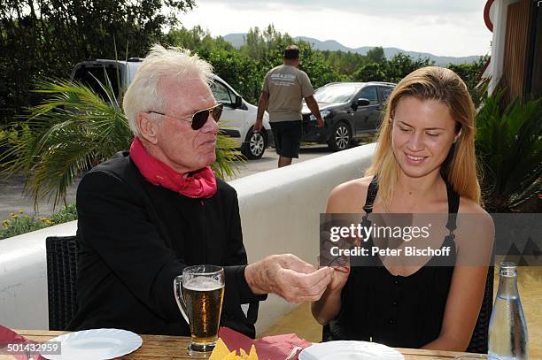 Burkhard Driest, Tochter Johanna, Restaurant "Ses Roques", Playa de Comte, Insel Ibiza, Balearen, Spanien, Europa, Urlaub, Sonnenbrille, Vater,...