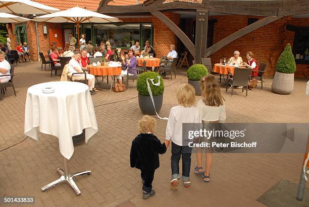 Terrasse vom "Kaffee Worpswede" , 9. "Open-Air-Galerien-Fest", Bergstraße, Worpswede , Niedersachsen, Deutschland, Europa, Gäste, Kind, Kinder,...