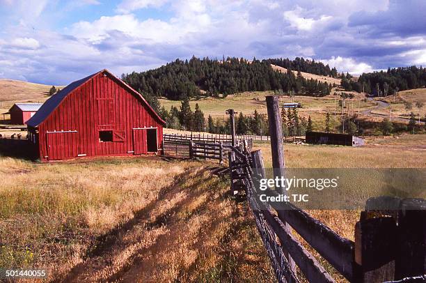 a red barn and fence - red barn usa stock-fotos und bilder