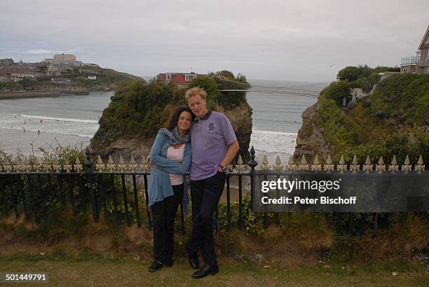 Barbara Wussow, Ehemann Albert Fortell, im Hintergrund: Bed & Breakfast-Hotel "The Island", am Rande der Dreharbeiten zum 101. Rosamunde-Pilcher-Film...