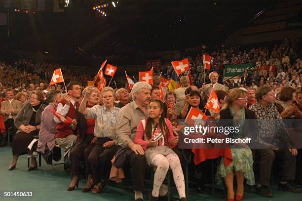 Publikum, ARD/ORF/SF-Volksmusik-Show "Musikantenstadl", Wien, Österreich, Europa, schweizer Fahne, Flagge, Zuschauer, Fans, Promi, BB, DIG; P.-Nr.:...