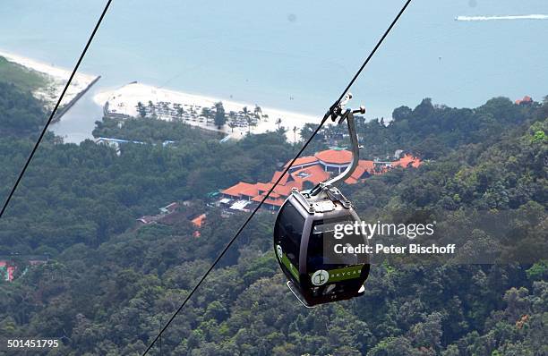 Blick aus Gondel auf Gegenverkehr und Strand mit Meer , Seilbahn zur "Sky Bridge" , Insel Langkawi, Provinz Pantai Tengah, Malaysia, Asien, Berg,...