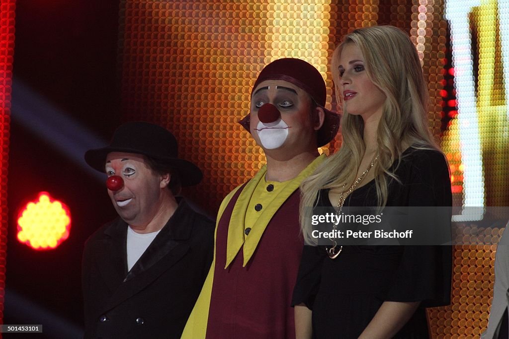 Caroline Noeding ("Miss Germany" 2013) und Ensemble-Mitglieder vom "Circus Roncalli"