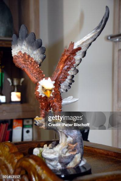 Porzellan-Figur , Kunsthandwerk im Eingangsbreich 5-Sterne-Luxushotel... News Photo