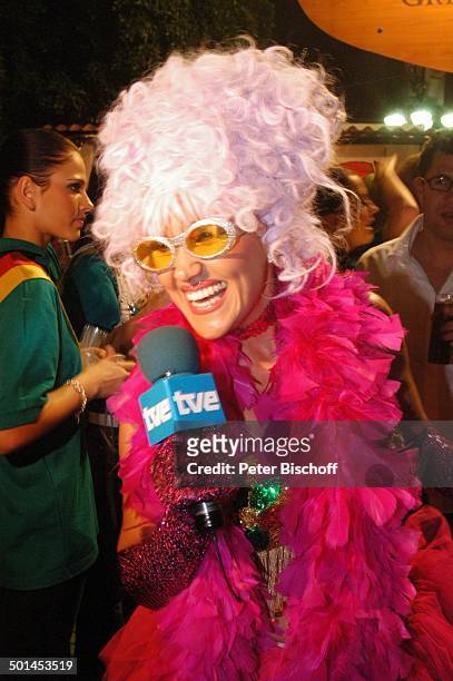 Spanische TV-Moderatorin und dahinter Teilnehmerinnen der "Miss Germany"-Wahl 2005, Grill-Restaurant "La Posada", Las Palmas, Insel Gran Canaria,...