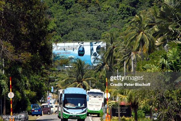 Busse, Straße mit Werbe-Plakat für Seilbahn zur "Sky Bridge" , Insel Langkawi, Provinz Pantai Tengah, Malaysia, Asien, Dschungel, Bus, Reise, NB,...