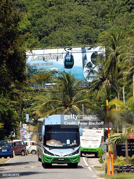 Busse, Straße mit Werbe-Plakat für Seilbahn zur "Sky Bridge" , Insel Langkawi, Provinz Pantai Tengah, Malaysia, Asien, Dschungel, Bus, Reise, NB,...