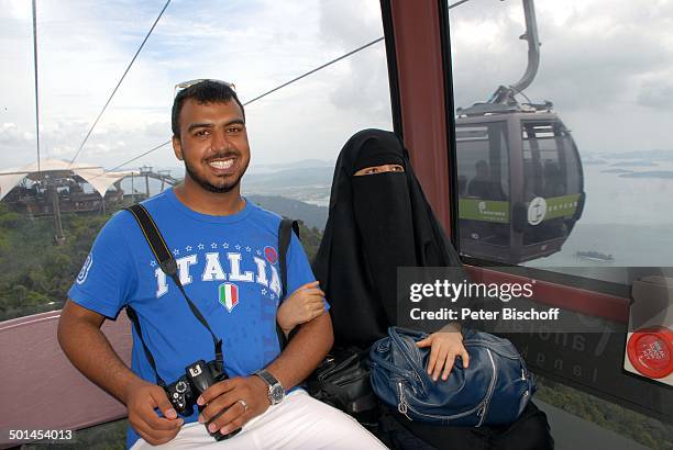 Moslem mit verschleierter Ehefrau in Gondel, Seilbahn zur "Sky Bridge" , Insel Langkawi, Provinz Pantai Tengah, Malaysia, Asien, Blick af Meer...