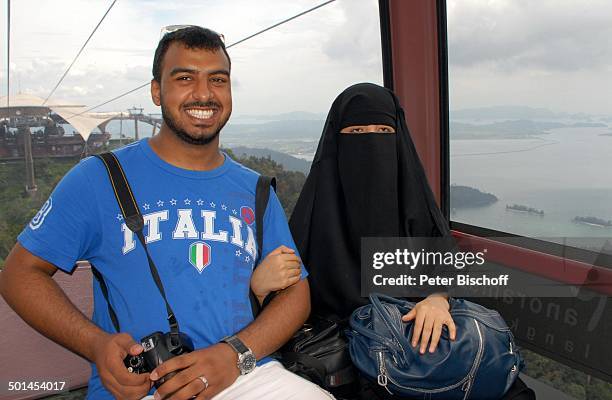 Moslem mit verschleierter Ehefrau in Gondel, Seilbahn zur "Sky Bridge" , Insel Langkawi, Provinz Pantai Tengah, Malaysia, Asien, Blick af Meer...