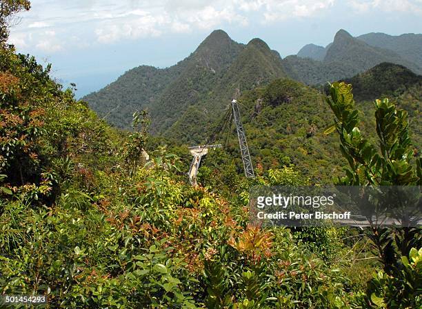 Panorama-Blick vom 700 Meter hohen Berg über Dschungel auf Hängebrücke "Sky-Bridge" , Insel Langkawi, Provinz Pantai Tengah, Malaysia, Asien, Reise,...