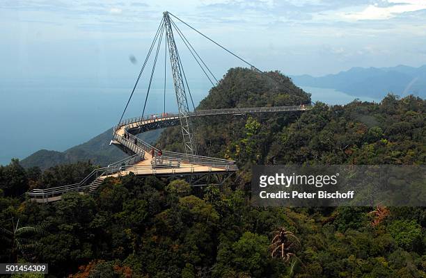 Panorama-Blick vom 700 Meter hohen Berg über Dschungel auf Hängebrücke "Sky-Bridge" , dahinter Meer Andamanen-See, Provinz Pantai Tengah, Insel...