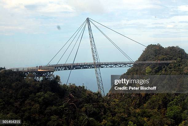 Panorama-Blick vom 700 Meter hohen Berg über Dschungel auf Hängebrücke "Sky-Bridge" , dahinter Meer Andamanen-See, Provinz Pantai Tengah, Insel...