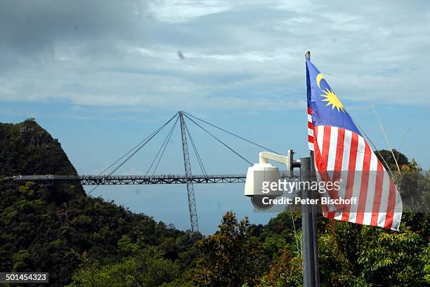 Panorama-Blick vom 700 Meter hohen Berg über Dschungel auf Hängebrücke "Sky-Bridge" , dahinter Meer Andamanen-See, Provinz Pantai Tengah, Insel...