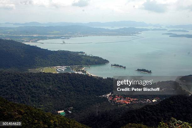 Panoramam-Blick aus Gondel auf Dschungel und Küste Meer Adamanen-See, Abfahrt von Bergstation mit Seilbahn bei "Sky Bridge" , Provinz Pantai Tengah,...