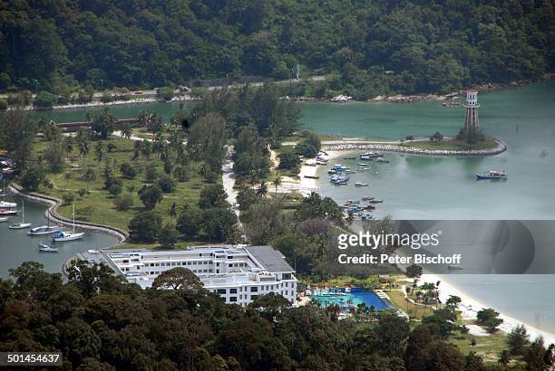 Blick aus Seilbahn-Gondel auf Küste Andamanen-See beim Oriental Village, Abfahrt von Bergstation mit Cable Car von "S k y B r i d g e" , Provinz...