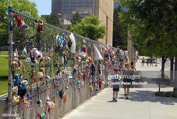 Zaun "The Fence" mit Fotos und Erinnerungsstücken von und für die Opfer vom Bombenanschlag vom 19. April 1 9 9 5 auf das "Alfred P. Murrah Federal...