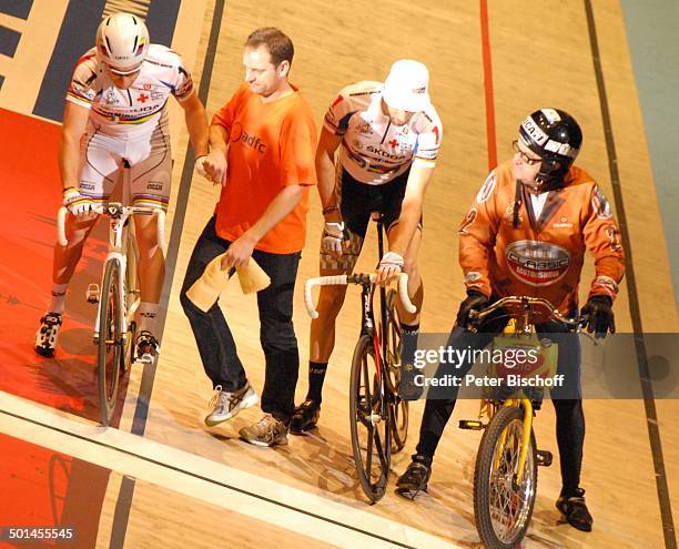 Derny-Fahrer und Christian Grasmann und Vivien Brisse vor Derny-Rennen-Start, Jubiläum 50. "Bremer 6-Tage-Rennen" , letzter Tag, ÖVB-Arena , Halle 1,...