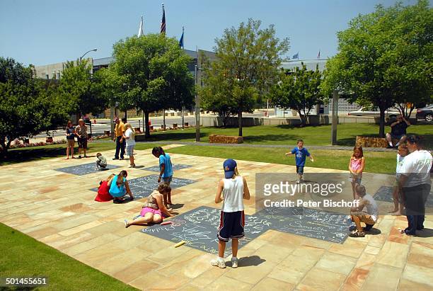 Erinnerungsstätte Mahnmal "Oklahoma National Memorial" für die Opfer vom Bombenanschlag vom 19. April 1 9 9 5 auf das "Alfred P. Murrah Federal...