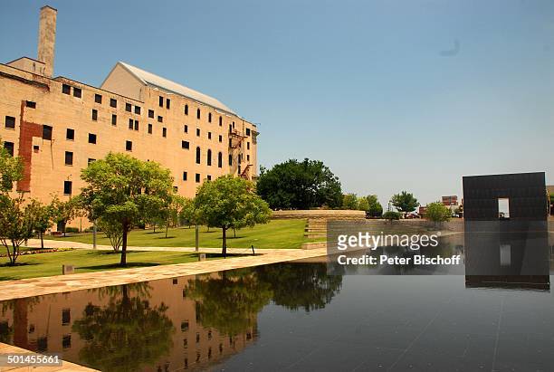 Erinnerungsstätte "Oklahoma National Memorial" , Wasserfläche "Reflecting Pool" mit "Gates of Time"-Tor und "National Memorial Museum", Oklahoma...