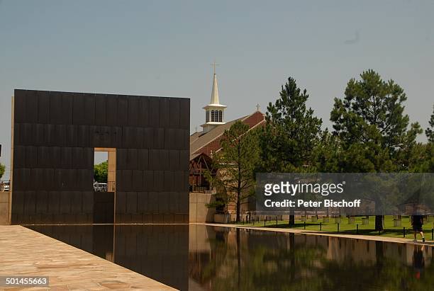 Erinnerungsstätte "Oklahoma National Memorial" , Wasserfläche "Reflecting Pool" mit "Gates of Time"-Tor, Oklahoma City, Staat Oklahoma, Great Plains,...