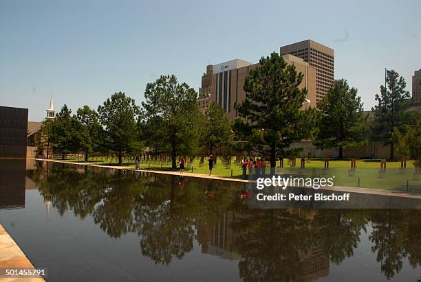 Erinnerungsstätte "Oklahoma National Memorial" , Wasserfläche "Reflecting Pool" mit "Gates of Time"-Tor , Oklahoma City, Staat Oklahoma, Great...